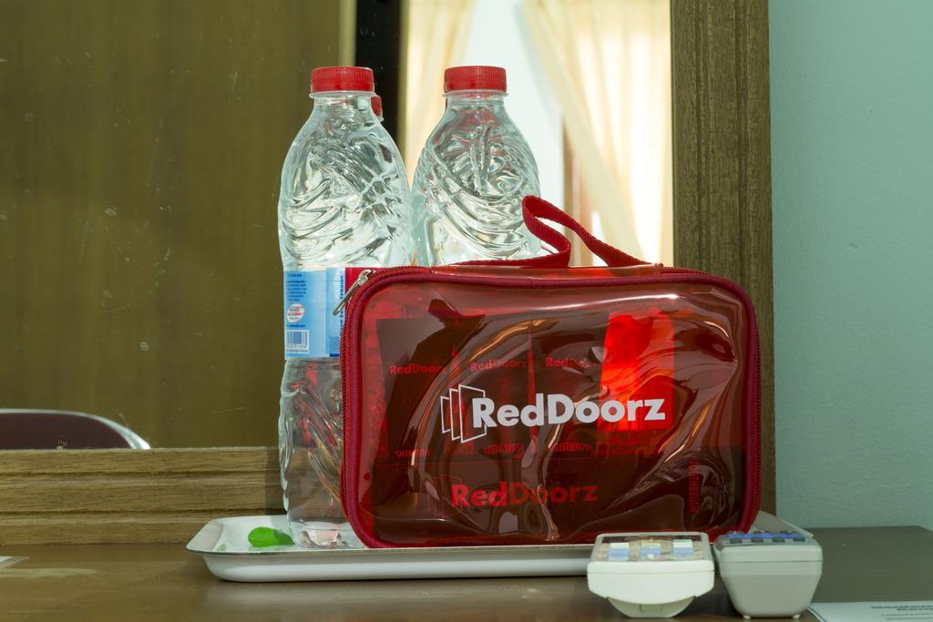 Готель Reddoorz @ Pantai Cemara Sanur Екстер'єр фото